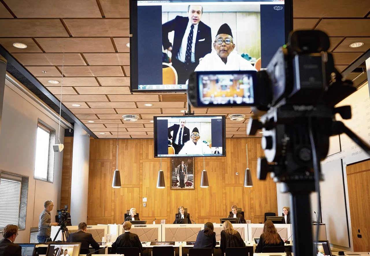 First time, a witness in the Indonesia cases is heard via Skype in the courtroom in The Hague; Mr. Yaseman testifying how he was tortured in 1947. Credit: Martijn Beekman 2017