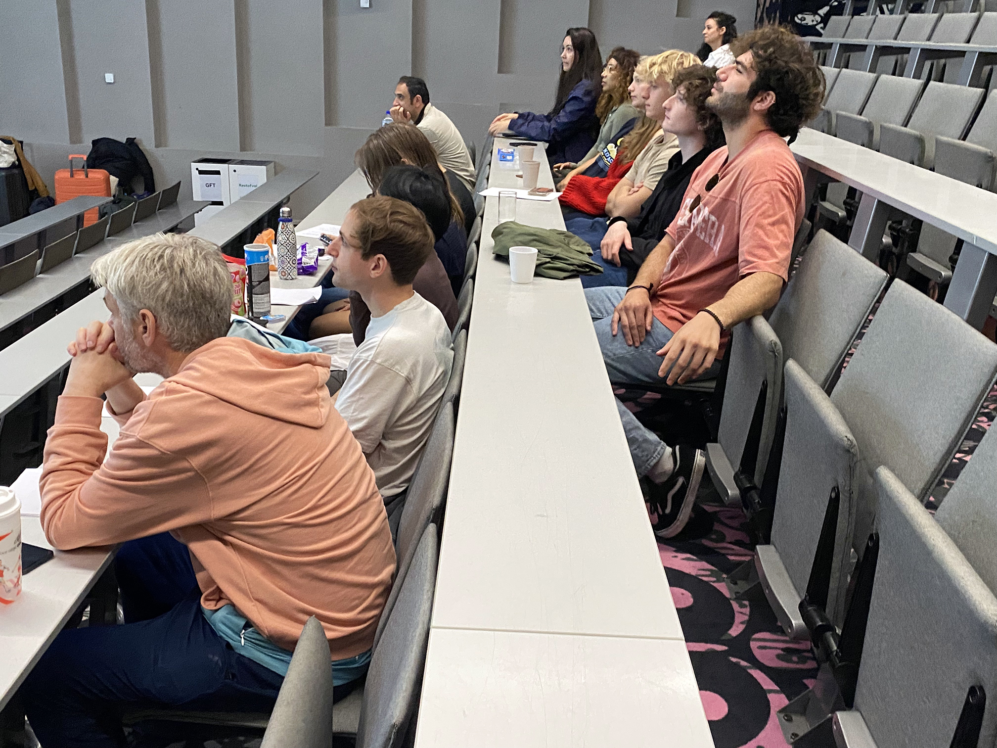 watching and listening to each others work together with the participants of other courses that take place at the HKU-location