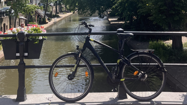Picture of bike on the canals of Utrecht